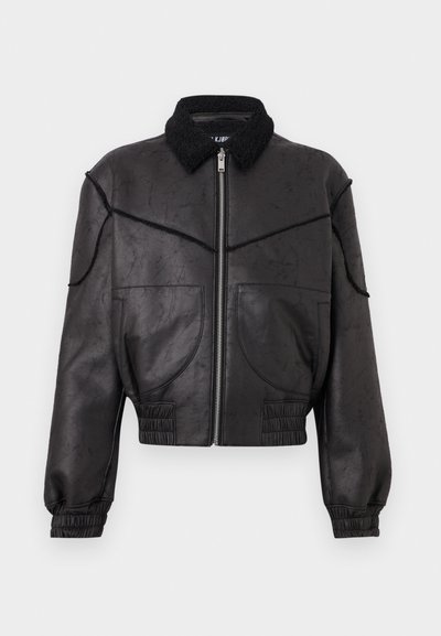 Μαύρο bomber μπουφάν από συνθετικό δέρμα με γιακά από συνθετική γούνα, εμπρόσθιο φερμουάρ, καμπυλωτές εμπρόσθιες τσέπες, ελαστικά μανίκια και λεπτομέρειες στη μέση.