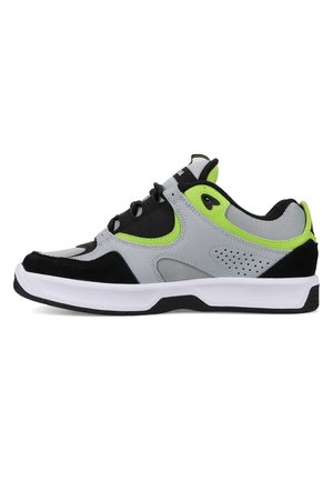 Niski sportowy trampek z czarnymi, szarymi i neonowo-zielonymi panelami, czarnymi sznurowadłami i białą podeszwą, pokazany z boku na białym tle.