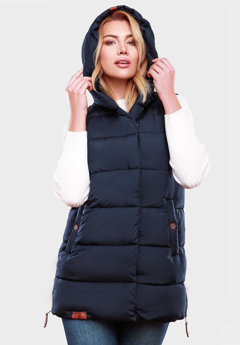 Marineblauer Steppweste mit Kapuze, mit Reißverschluss vorne, zwei seitlichen Taschen und einem Logoakzent am Kragen. Glatte Textur und gesteppter Look.