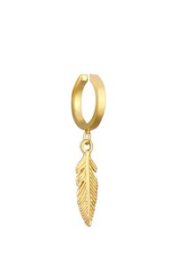 Boucles d'oreilles créoles en ton d'or ornées d'un charm en forme de plume détaillé, avec une finition lisse et polie et un design simple et contemporain.