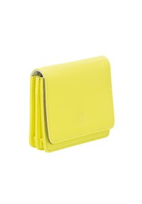 Portafoglio giallo in pelle con una texture liscia, forma rettangolare e design pieghevole. Presenta un semplice logo impresso e cuciture a contrasto.