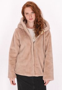 Taupe faux fur jakke med hætte, med en frontlynlås, blød tekstur og lange ærmer. Fremhævet af en afslappet pasform.