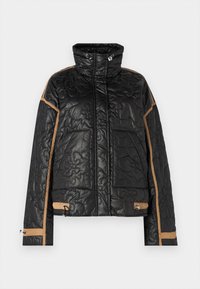 Czarna pikowana kurtka z wysokim kołnierzem, kontrastującymi brązowymi akcentami, dwiema przednimi kieszeniami i detalami ze sznurkiem na dole.