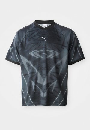 Kurzärmliges schwarzes und graues Sporttrikot mit einem stammesähnlichen Muster und einem kleinen weißen Puma-Logo auf der Vorderseite.