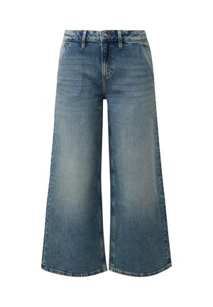 Jeans en denim bleu clair à jambes larges avec une coupe décontractée. Comprend une fermeture à bouton, cinq poches et un délavage subtil.