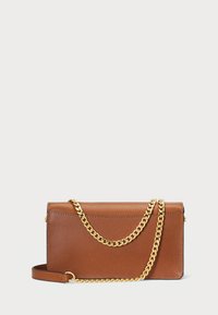 Borsa a tracolla in pelle marrone con una texture liscia, dotata di una tracolla in catena dorata e di forma rettangolare. Include una chiusura con zip.