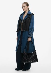Desigual Rankinė - black