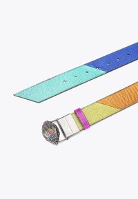 Multikleurige riem met een textuurafwerking, met aqua, blauw, oranje en gele secties. metalen gesp in de vorm van een schelp met kleurrijke accenten.