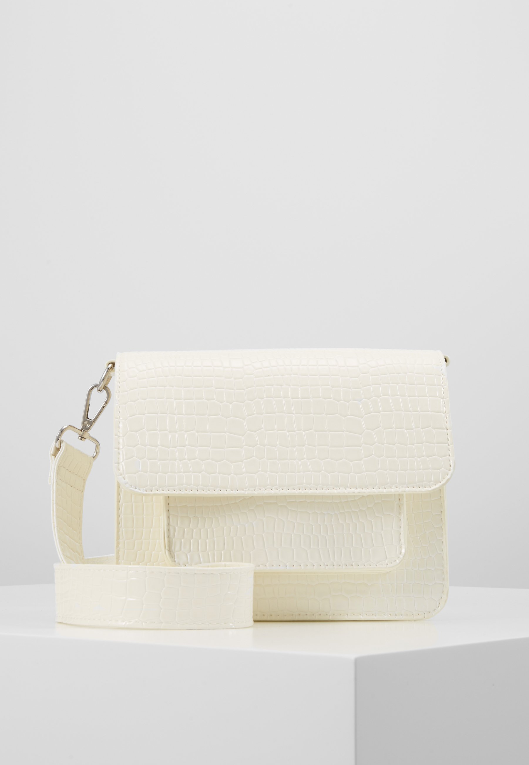 HVISK Skulderveske whitehvit Zalando.no HVISK CAYMAN SHINY STRAP BAG Skulderveske white Zalando.no
