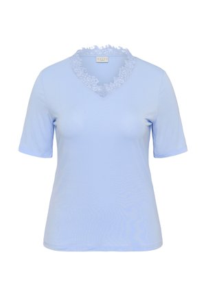 Lichtblauw topje met korte mouwen en een V-hals afgezet met decoratieve witte kant, weergegeven op een witte achtergrond.