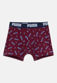Bordeaux boxer shorts met blauwe "PUMA" tekst en logo's over de hele broek, met een donkerblauwe tailleband met witte "PUMA" branding.