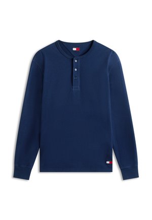 Μπλε ναυτικό μακρυμάνικο πουκάμισο Henley με τρία κουμπιά, ριμπ μανσέτες και μικρά λογότυπα Tommy Jeans στον λαιμό και το τελείωμα.