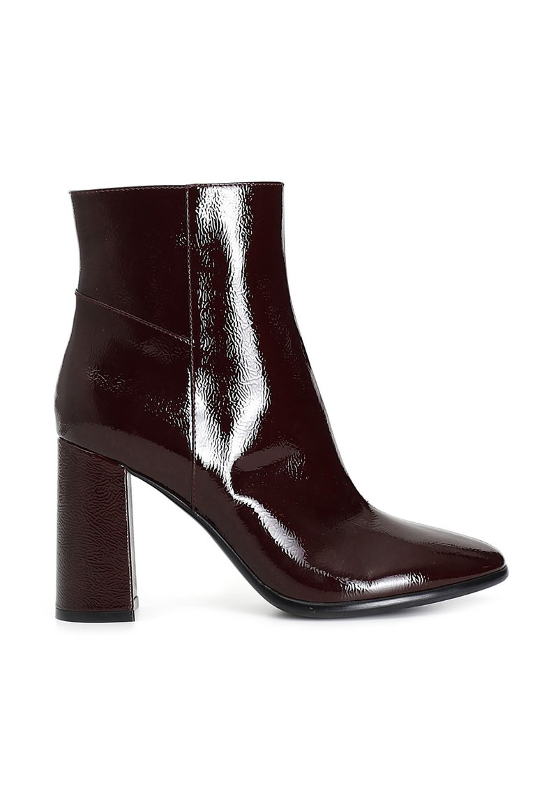 Bordové lakované kotníkové boty s špičatou špičkou a texturovaným blokovým podpatkem. Hladký povrch a elegantní design.