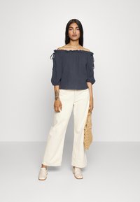 ONLY Petite ONLTILLA THYRA OFF SHOULDER - Blusa - phantom