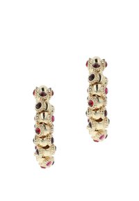 Goudkleurige oorbellen met een textuurdesign, versierd met rode en zwarte stenen, die een ronde, gestapelde structuur tonen.