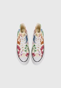 Høye sneakers med en kremfarget lerretsoverflate og flerfargede abstrakte mønstre. Hvite snørebånd, gummitåhette og svart såle.