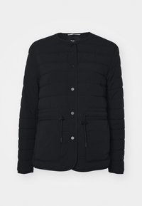 Svart pufferjacka med rund hals, tryckknappar, två framfickor och justerbar dragsko i midjan. Vadderad struktur.