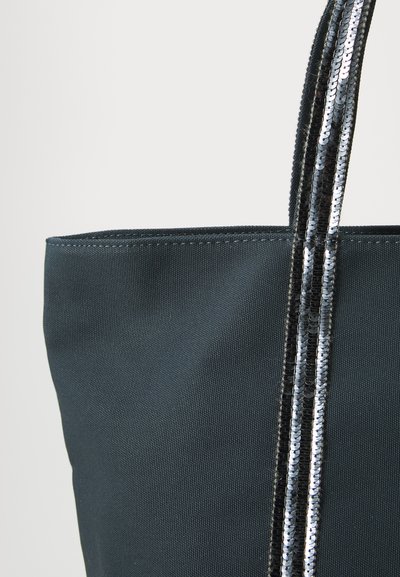 Sac tote en tissu gris foncé avec deux anses ornées de sequins noirs et argentés. Texture lisse avec une forme rectangulaire structurée.