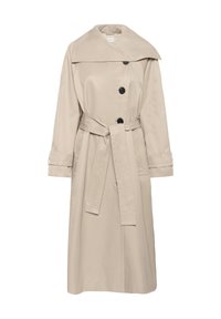 Trench-coat beige en tissu lisse, avec un large col, des boutons sur le devant, une taille ceinturée et des brides aux poignets.