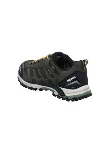 Scarpa da atleta verde con tomaia in mesh testurizzata, dettagli neri, suola in gomma resistente e lacci gialli. Presenta una costruzione leggera per un supporto ottimale.