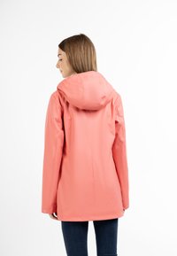 Waterproof koraalkleurige hoodie-jack met een gladde textuur, lange mouwen en een middellange snit. Voorzien van drukknoopsluitingen en een relaxte pasvorm.