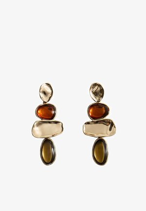 Uhani v zlato-rumeni barvi z nepravilnimi oblikami, ki imajo jantarne in temno olivnoovalne smolnate kamne v slojevitih elementih na belem ozadju.