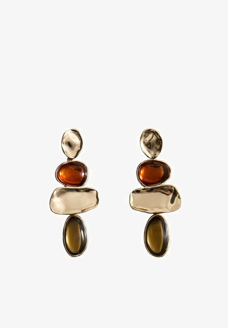 Orecchini placcati oro con forme irregolari che presentano pietre ovali in resina ambra e oliva scuro in un design sovrapposto su sfondo bianco.