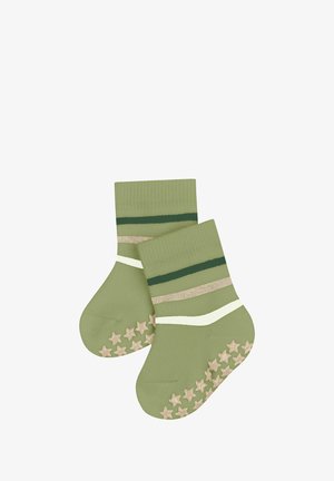 Grüne Knöchelsocken mit gestreiftem Muster in Dunkelgrün und Beige, ausgestattet mit sternförmigen Griffen auf der Sohle für besseren Halt.