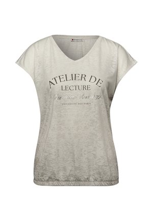 Jasnobeżowa koszula z krótkim rękawem i dekoltem w serek, z francuskim napisem „Atelier de Lecture, Université des Paris” nadrukowanym z przodu.