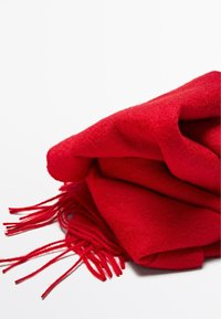 Rode wollen sjaal met een zachte textuur, opgevouwen met een lange franjerand aan één uiteinde, wat een gladde, gezellige uitstraling geeft.