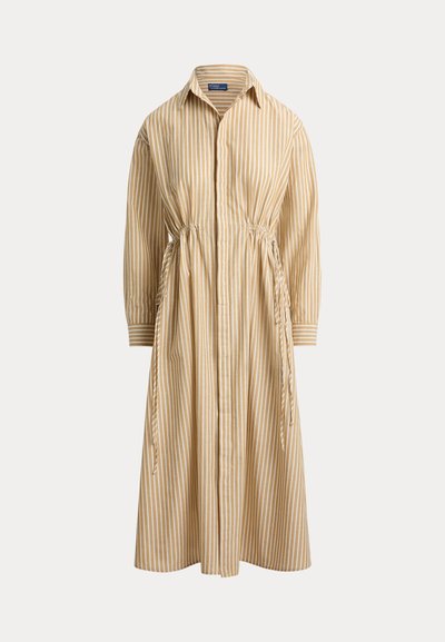 Robe chemise rayée en jaune clair et crème, avec col, devant boutonné, taille cintrée avec cordons de serrage et manches longues.