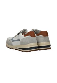 Heren sneakers met een witte bovenkant, grijze suède accenten en een bruine leren hiel, ronde neus en een dikke beige zool met bruine loopvlakken.