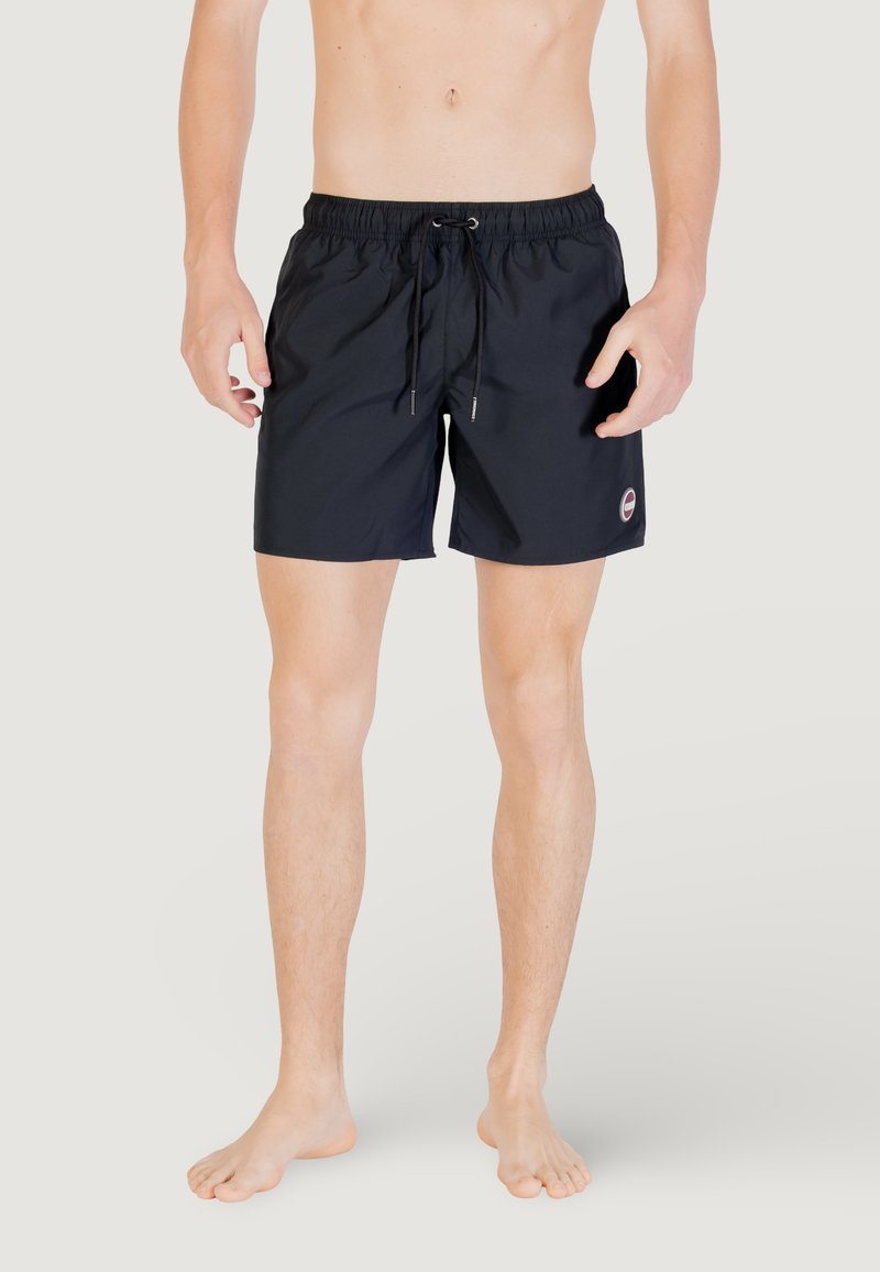 Pantaloni da nuoto neri realizzati in materiale leggero, con vita elastica e cordino, tasche laterali e una caratteristica logo.