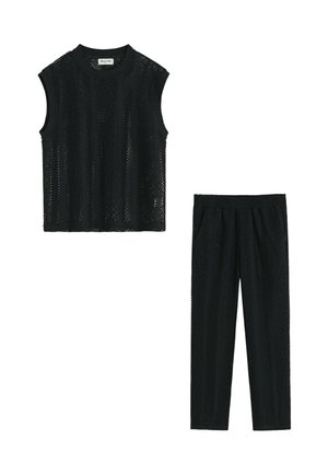 Haut sans manches en maille noire et pantalon assorti en maille texturée, posés à plat sur un fond blanc.