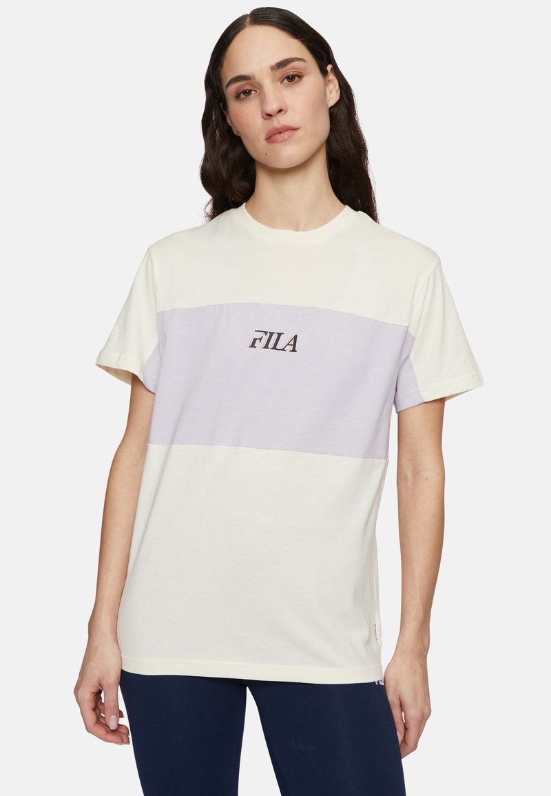 T-shirt à manches courtes en crème et lavande, avec un design à blocs de couleur horizontaux et un logo "FILA" brodé sur la poitrine.