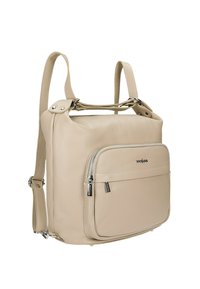 Beige leren rugzak met verstelbare schouderbanden, een ritsvak aan de voorkant en een soepele textuur. Voorzien van zilverkleurige hardware en logo-detail.