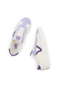Sneaker bianche con dettagli in suede viola e lavanda, caratterizzate da un design con lacci e accenti viola a contrasto sui lati.