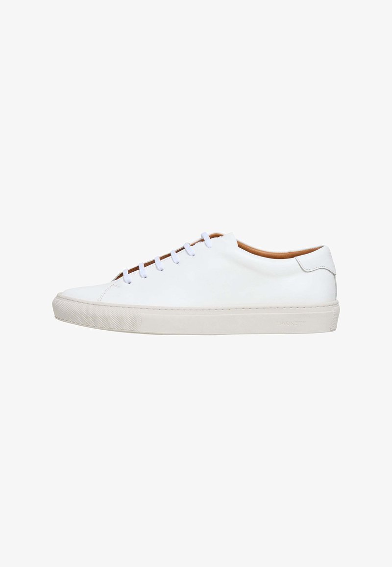 Witte leren sneaker met een gerookte rubberen zool, ronde neus en contrasterende beige binnenkant. Voorzien van vijf veterogen en witte veters.