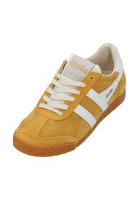 Gula mockaskinnsneakers med vita accenter, snörningsdesign, texturerad gummisula och "Gola"-logotyp på tungan och sidan.