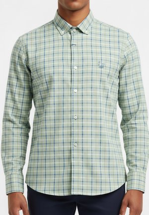 Camisa de cuadros verde y azul de manga larga con cuello abotonado, que presenta un pequeño logo en el pecho y un dobladillo recto.