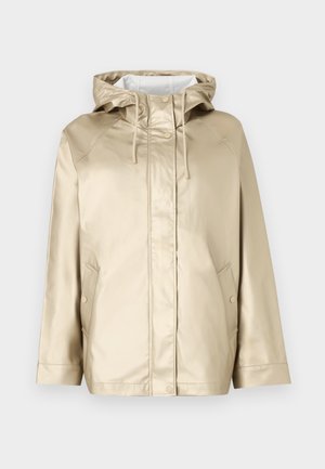 Veste de pluie beige à capuche avec boutons-pression à l'avant, capuche à cordon de serrage et deux poches latérales sur un fond uni.