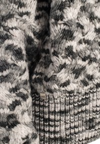 Maglione spesso lavorato a maglia grigio e nero, con un grande motivo testurizzato e orlo a costine, dotato di un piccolo etichetta del brand in metallo.