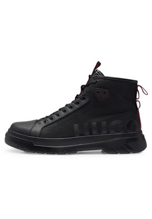 Czarny sneaker za kostkę z teksturowaną tkaniną, gumową podeszwą, sznurowaniem z przodu, czerwonymi przeszyciami i logo "HUGO" z boku.