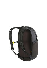 Zwarte rugzak met verstelbare banden, gevoerd achterpaneel en verschillende textuurpanelen. Voorzien van gele hardwareaccenten en externe zakken.