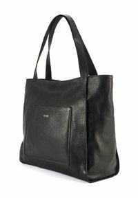 Czarna skórzana torba tote o gładkiej fakturze, z dwoma mocnymi uchwytami i przednią kieszenią z złotym logo. Minimalistyczny design, otwarty dół.