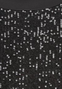 Tessuto nero decorato con numerosi paillettes argentate, creando una texture scintillante. La superficie è liscia, con un collo rotondo visibile nella parte superiore.