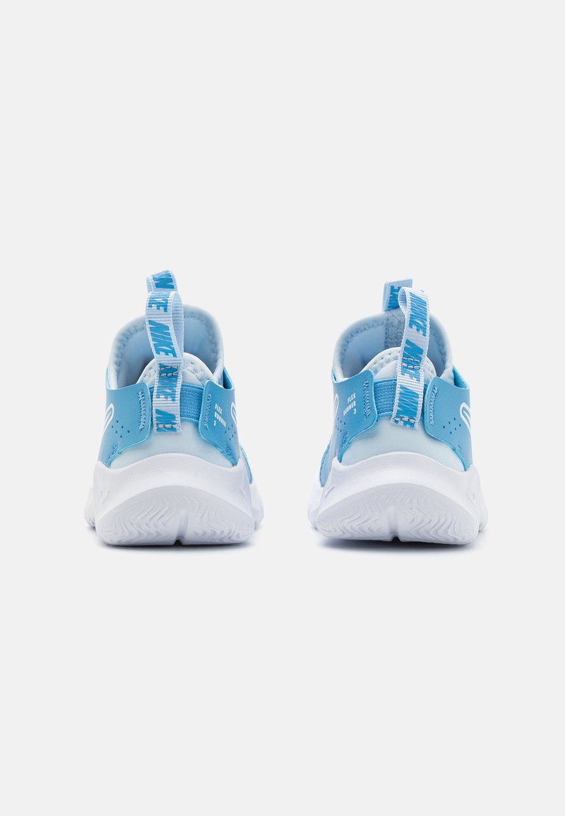 Scarpe da atletica di colore azzurro chiaro con tomaia liscia, suola bianca e linguette di marca ben visibili sul retro. Progettate per comfort e flessibilità.