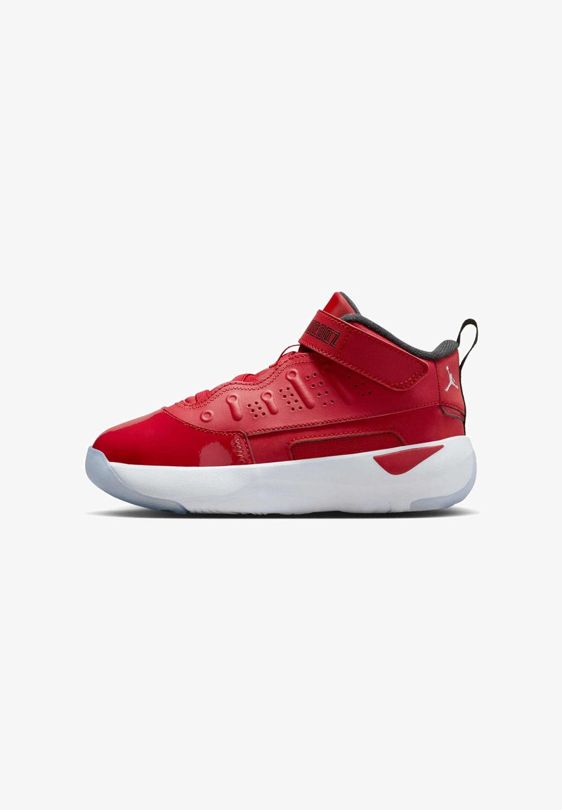 Scarpa da ginnastica rossa con tomaia liscia e lucida, dettagli in tessuto, collare imbottito e suola bianca. Presenta una cinghia regolabile e dettagli perforati.