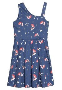 Modré květinové šaty s jedním ramínkem, zdobené červenými a bílými květinovými vzory, se skládanou sukní a měkkou texturou tkaniny.