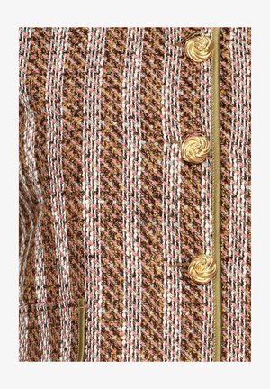 Tweed jasje met een roze en bruin patroon, gouden spiraalknopen, contrasterende afwerking en textuurstof.